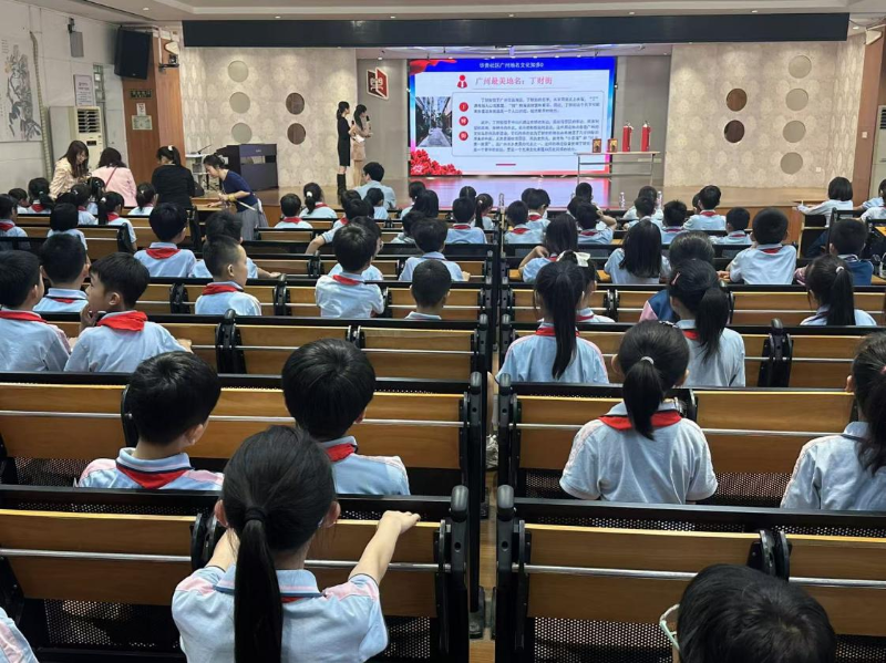 华贵、何家祠社区向乐贤坊小学学生讲解辖内地名，宣传地名文化.png