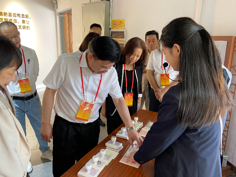图：调研组体验婚姻登记处纪念套章册盖章服务.jpg
