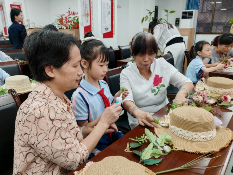 西关婆婆团队指导学生进行手工花艺草帽制作.jpg