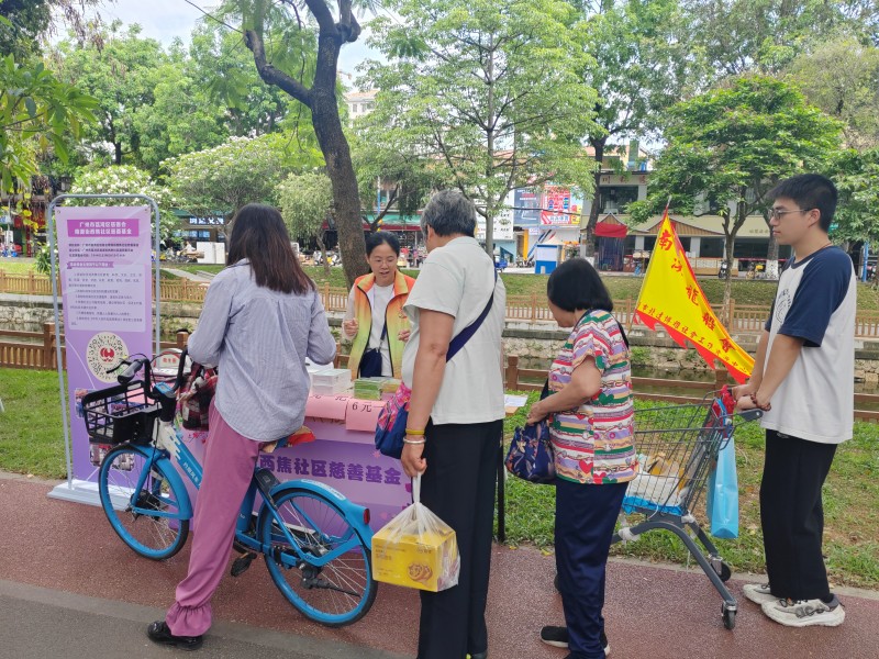 图：公益义卖摊位.jpg