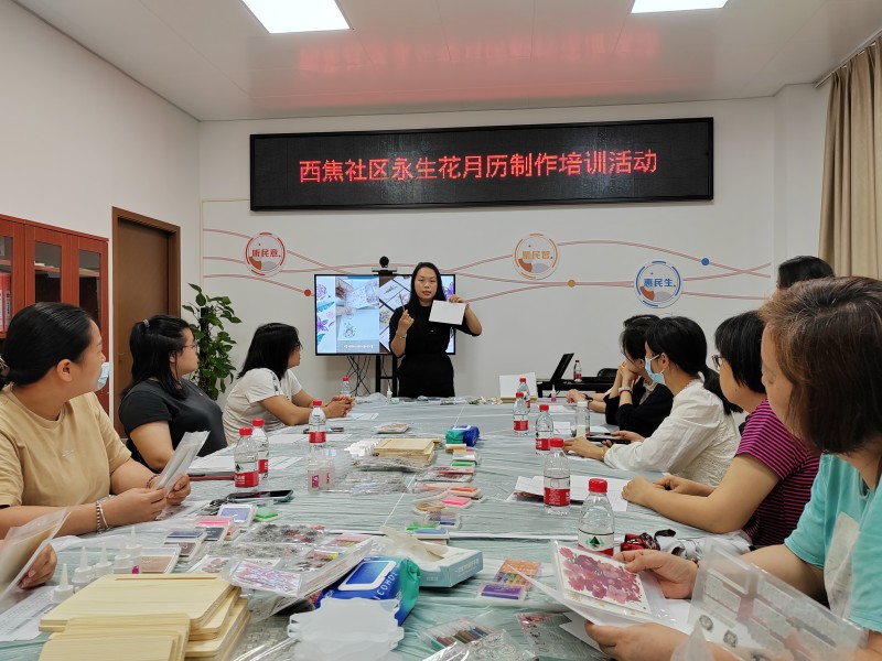 图：专业导师教授制作精美的永生花月历.jpg