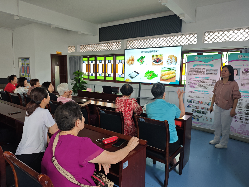 居民们积极踊跃地提问健康问题.png
