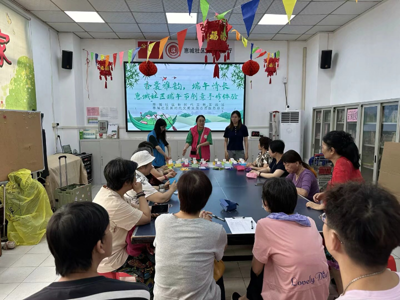 工作人员讲解香囊材料作用.png