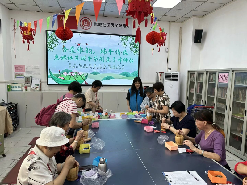 居民认真制作香囊.png