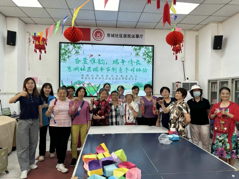 志愿者与居民合影留念.png