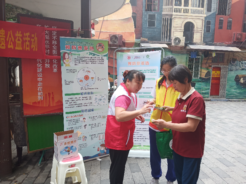 图：岭南街“红棉惠爱”社工志愿服务分队队员宣传预防登革热.jpg
