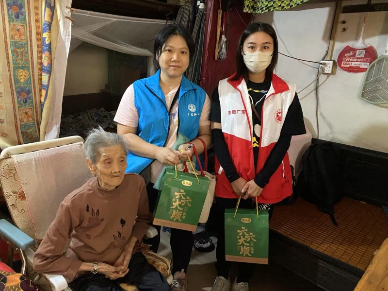 志愿者上门探望98岁老人.jpg