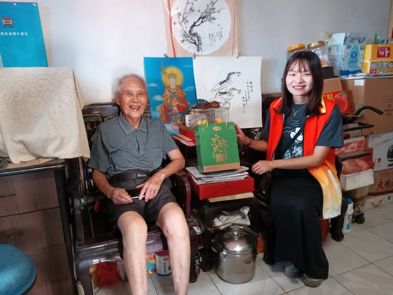 志愿者上门探望99岁老人.jpg