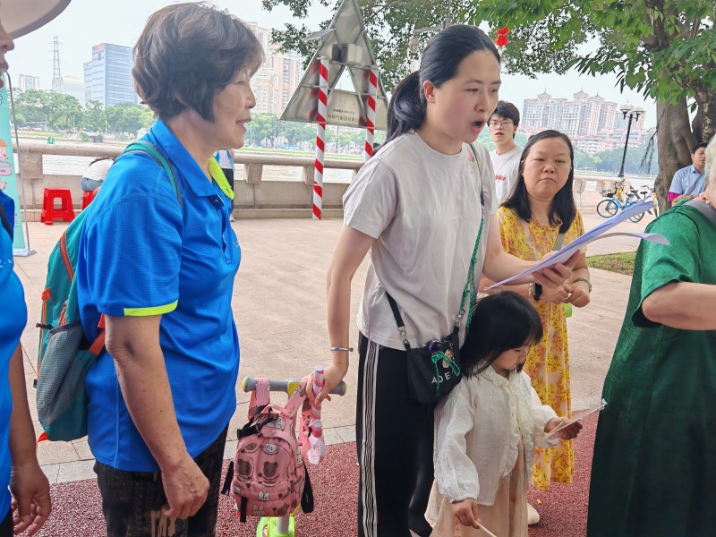 居民参加“条例快闪宣读” 活动.jpg