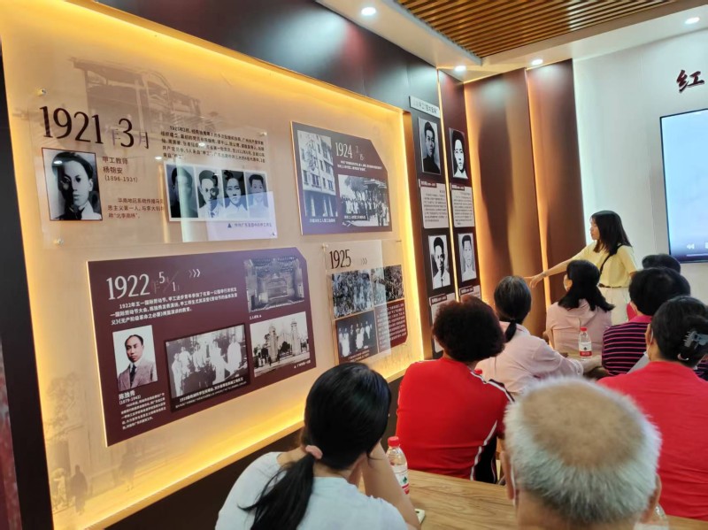 图：成员们在红色甲工展览馆参观学习.jpg