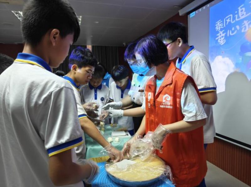 图：同学们学习做粤式点心.png