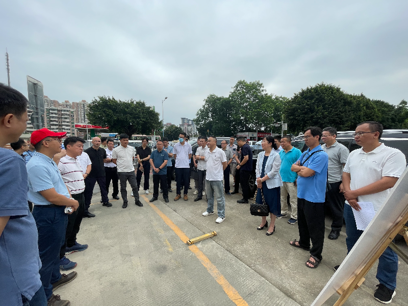 2025年5月28日，市河长办牵头，荔湾区河长办具体组织，联合佛山市有关单位开展广佛跨界河涌联合检查，图为两地联合检查河涌水环境.jpg