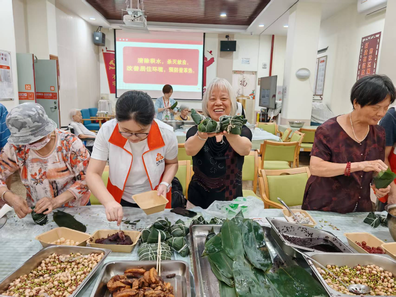 图：活动现场居民开心地展示活动成果.jpg