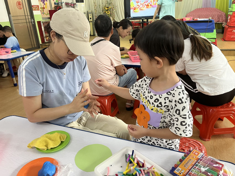 近日，“向日葵亲子小屋”首期亲子训练课程在期待中温馨开启，共有15个亲子家庭积极参与B.png