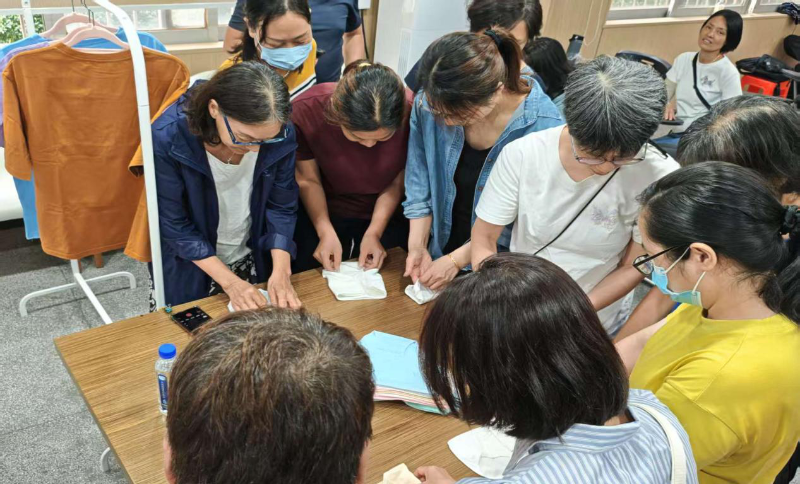 近日，在花地街道党群服务中心的明亮教室内，几十位学员正全神贯注地练习衣物科学折叠收纳。在专业收纳导师手把手的指导下，一件件衣物变得棱角分明、整齐归位。这是花地街道“巧收纳慧生活”居家整理技能培训现场的生动一幕。B.png