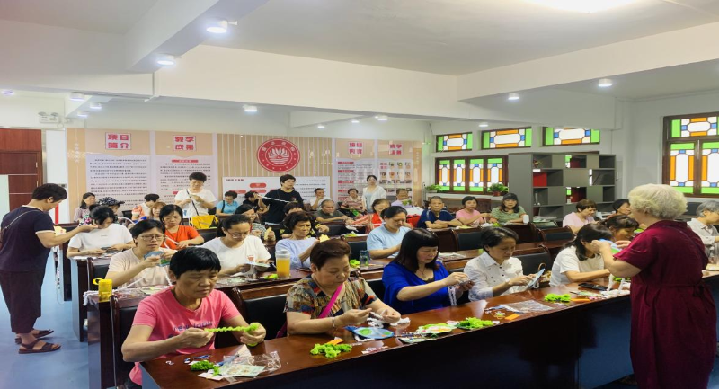 在西关婆婆—文化传承交流教学基地，组织参与者DIY粽子挂饰.png