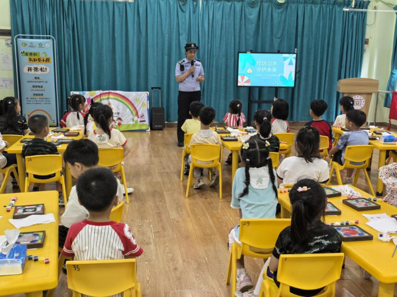 社区民警给小朋友讲解安全知识.png