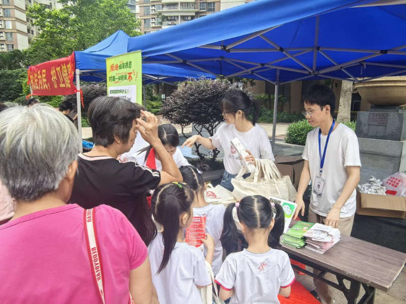 6月4日下午，在荔湾区卫生健康局的指导下，花地街道公共卫生委员会联合区文广旅体局、区市场监管局、花地街道办事处、区疾控中心、区卫生监督所、花地街道社区卫生服务中心、荔湾区社会医疗机构协会在恒荔湾畔社区开展“拒绝烟草诱惑 对第一支烟说不”世界无烟日宣传活动A.png