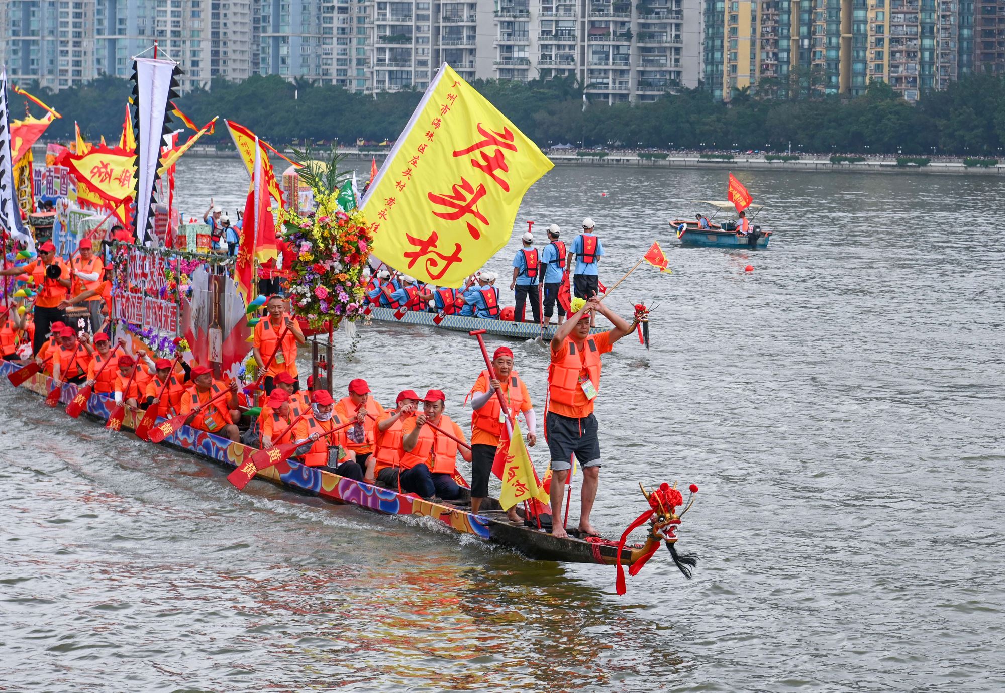 4,000 paddlers join international dragon boat races in Guangzhou