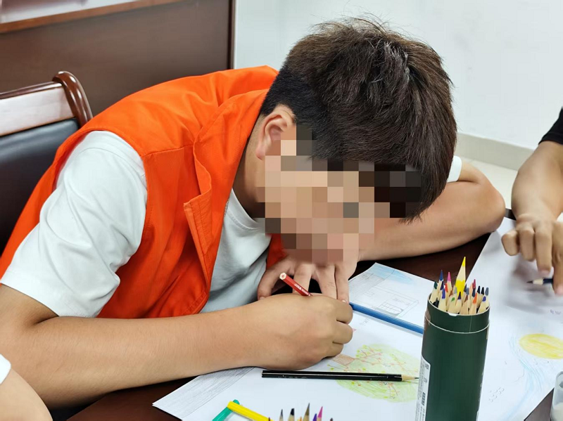 （图：未成年社矫对象描绘“生命树”）.png