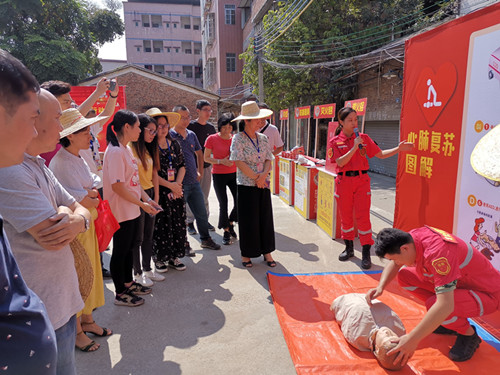 图2：安全培训讲师向党员群众讲授消防安全以及急救知识