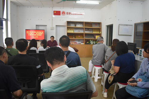 （图：昌华街武装部部长宋崇利到荔湖社区开展“不忘初心、牢记使命”主题教育专题党课宣讲）