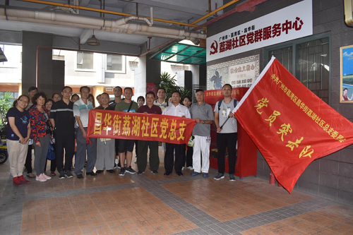 （图：昌华街武装部部长宣讲党课后组织党员突击队参与社区垃圾宣传并合影留念）