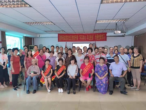 （图：昌华街如意坊社区开展“不忘初心  牢记使命”主题教育专题党课后合影）