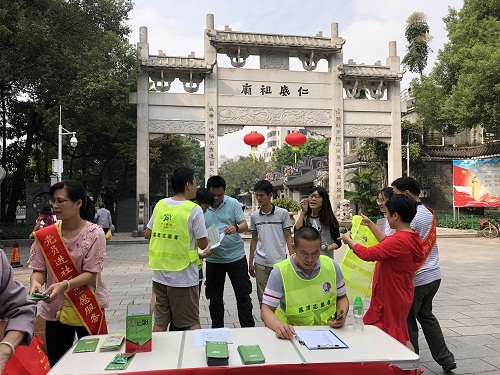 （图：昌华街结合“不忘初心、牢记使命”主题教育学习活动组织回社区报到在职的党员参加志愿服务活动中）