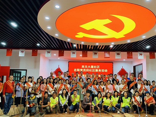 （图：昌华街西关大屋社区庞大的党员志愿者服务团队在党群服务中心合影）