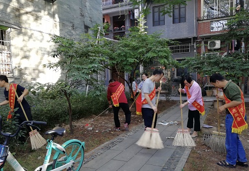 （图：在职党员们深入昌华街西关大屋社区街巷内清扫路面和清除垃圾死角，切实保障市民身心健康）