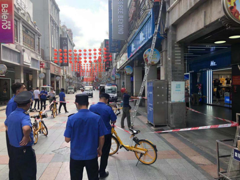 华林街:组织拆除户外破损广告牌 提升城市"颜值(组图)