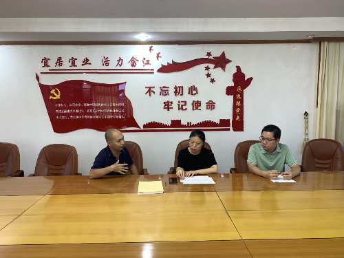 (图:街道纪工委书记对红星村驻村第一书记开展谈心谈话.png